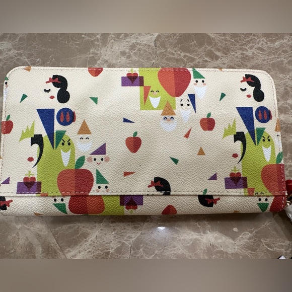 Dooney & Bourke NWT Snow White 85th Anniversary Wallet FAC-070638 - Picture 3 of 4